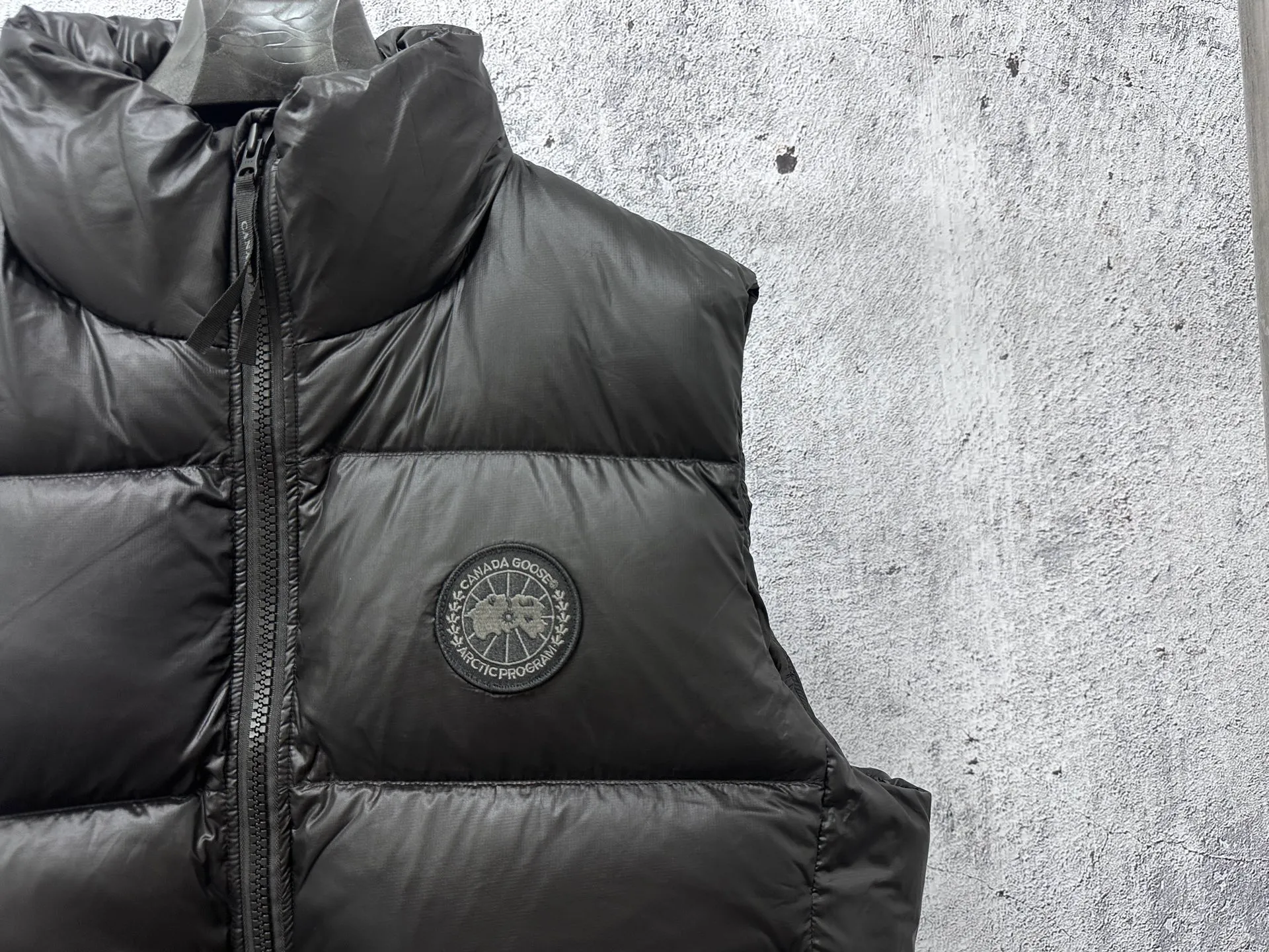 P560 [Canada Goose] Big Goose🦢Puff Down Vest has always been recognized as the warmest down jacket. Various Instagram celebrities, Internet celebrities, and celebrities often wear it for street photos. I make Canada Goose every year, but I still can't get rid of my love for it. No matter how cold the days are, there is no need to be afraid, because there is! Filled with 90% white duck down, it is the legendary warmest down jacket and is known as a must-have for Arctic outdoor sports! The most popular down jacket in the world, celebrities are rushing to buy it, it is a must-have! Size: XS-XL